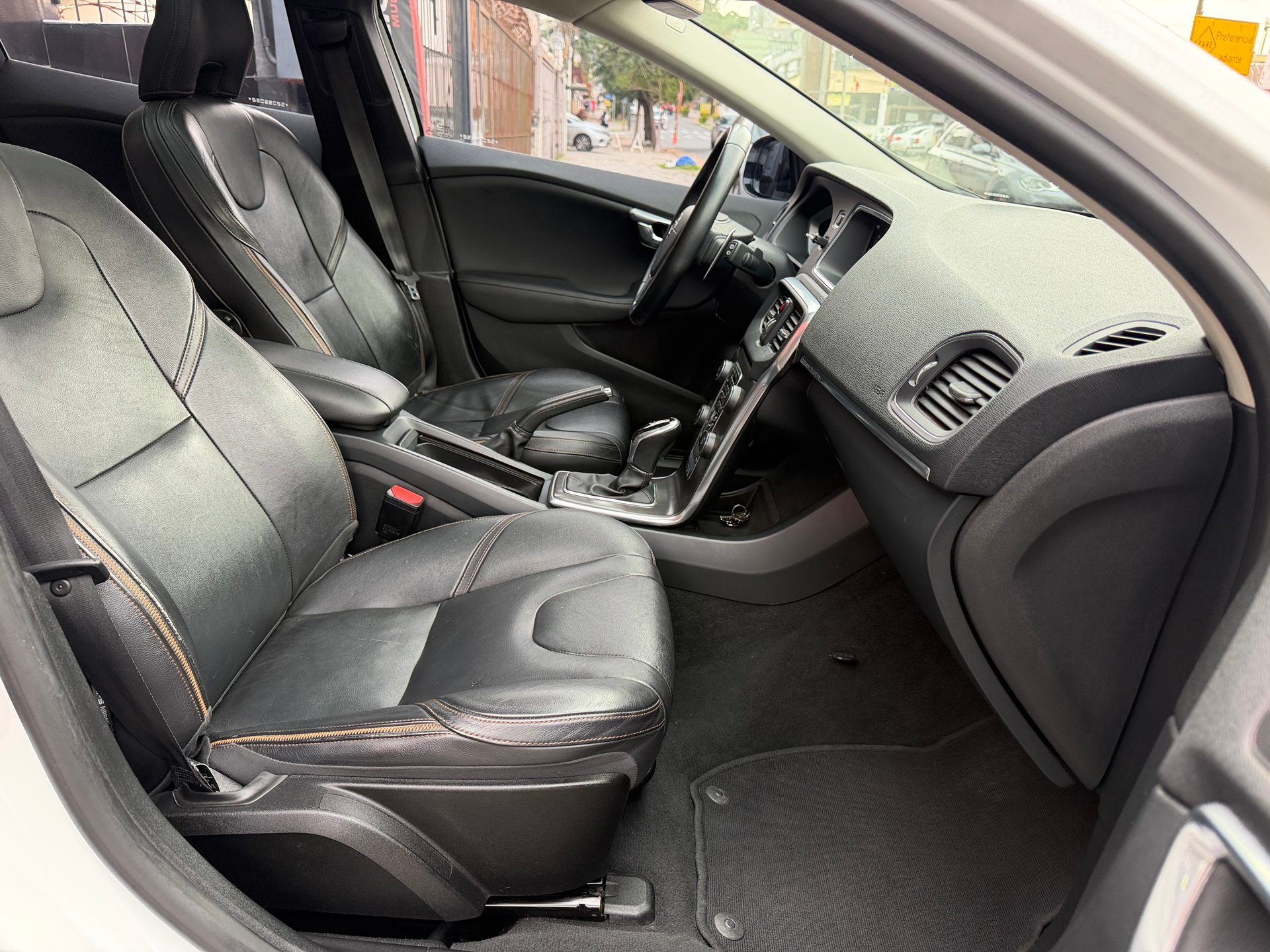 VOLVO V40 T-5 CROSS COUNTRY 2.0 AWD AUT.