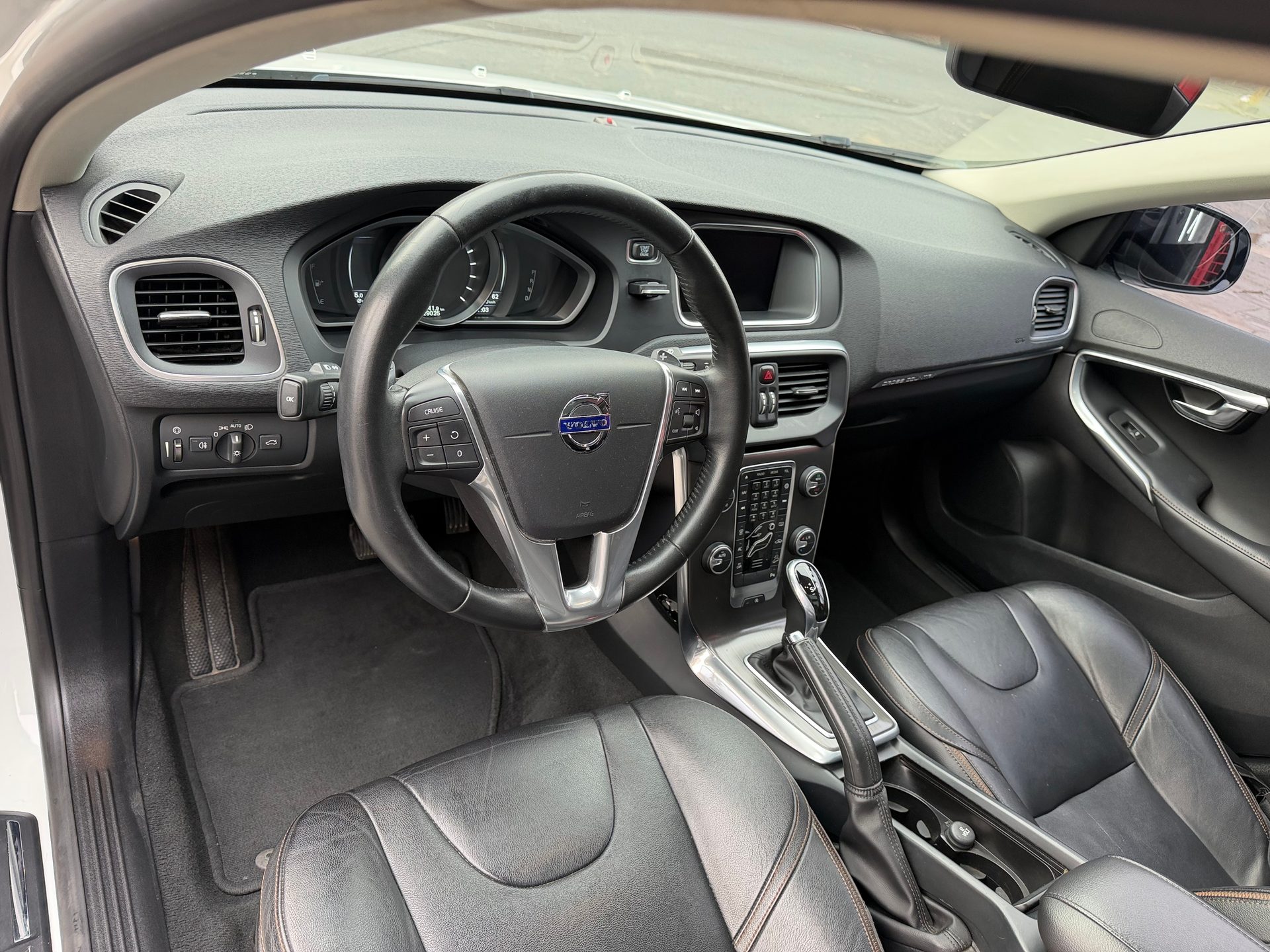 VOLVO V40 T-5 CROSS COUNTRY 2.0 AWD AUT.