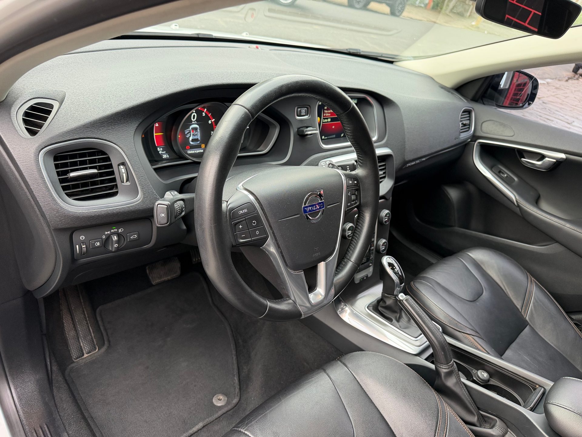 VOLVO V40 T-5 CROSS COUNTRY 2.0 AWD AUT.