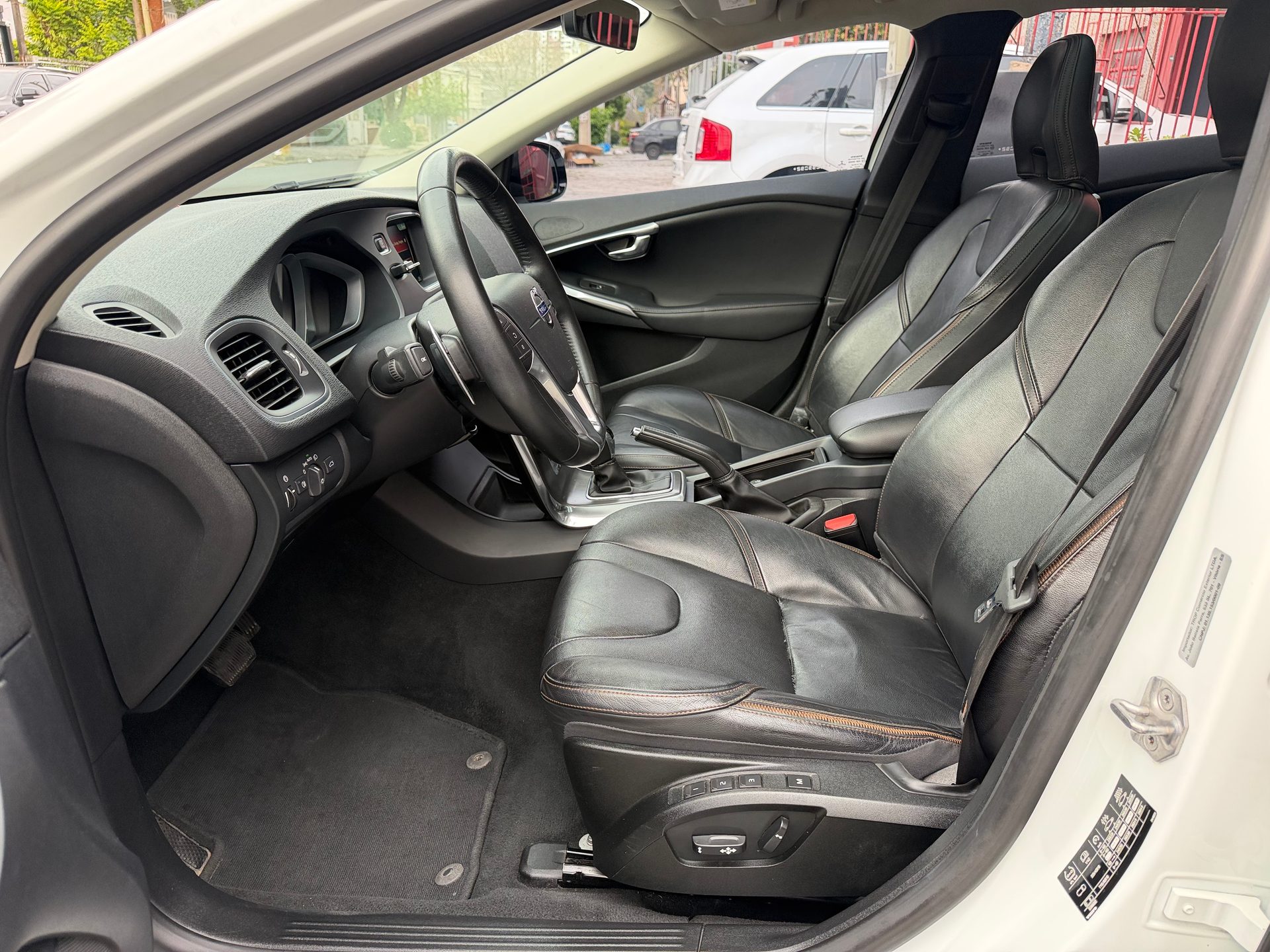 VOLVO V40 T-5 CROSS COUNTRY 2.0 AWD AUT.