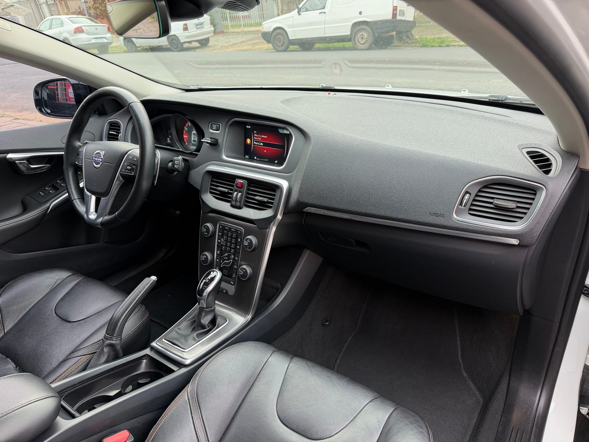 VOLVO V40 T-5 CROSS COUNTRY 2.0 AWD AUT.